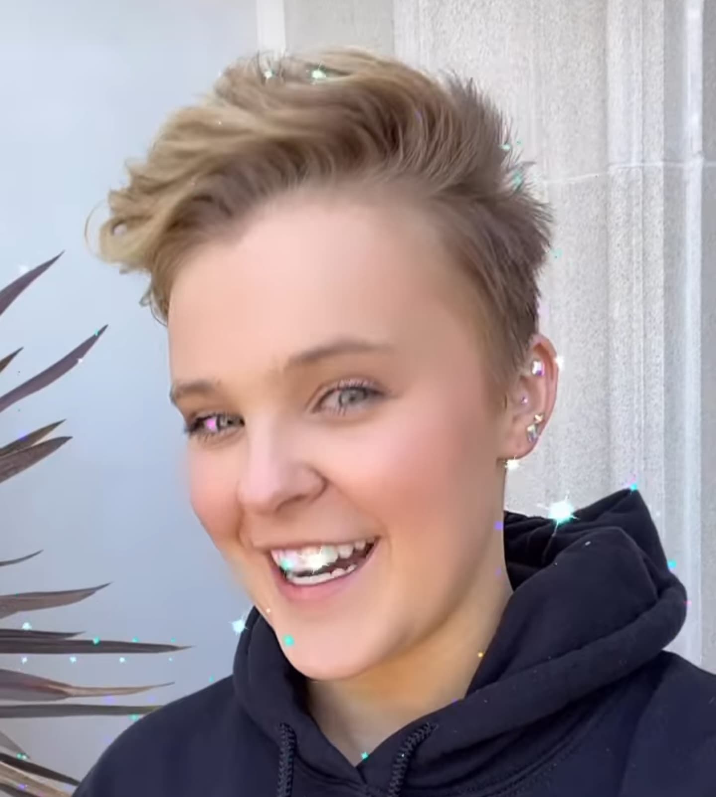 Former 'Dance Moms' Star JoJo Siwa Chops Her Signature Ponytail Into a  Super-Short Cropped 'Do – The Ashley's Reality Roundup